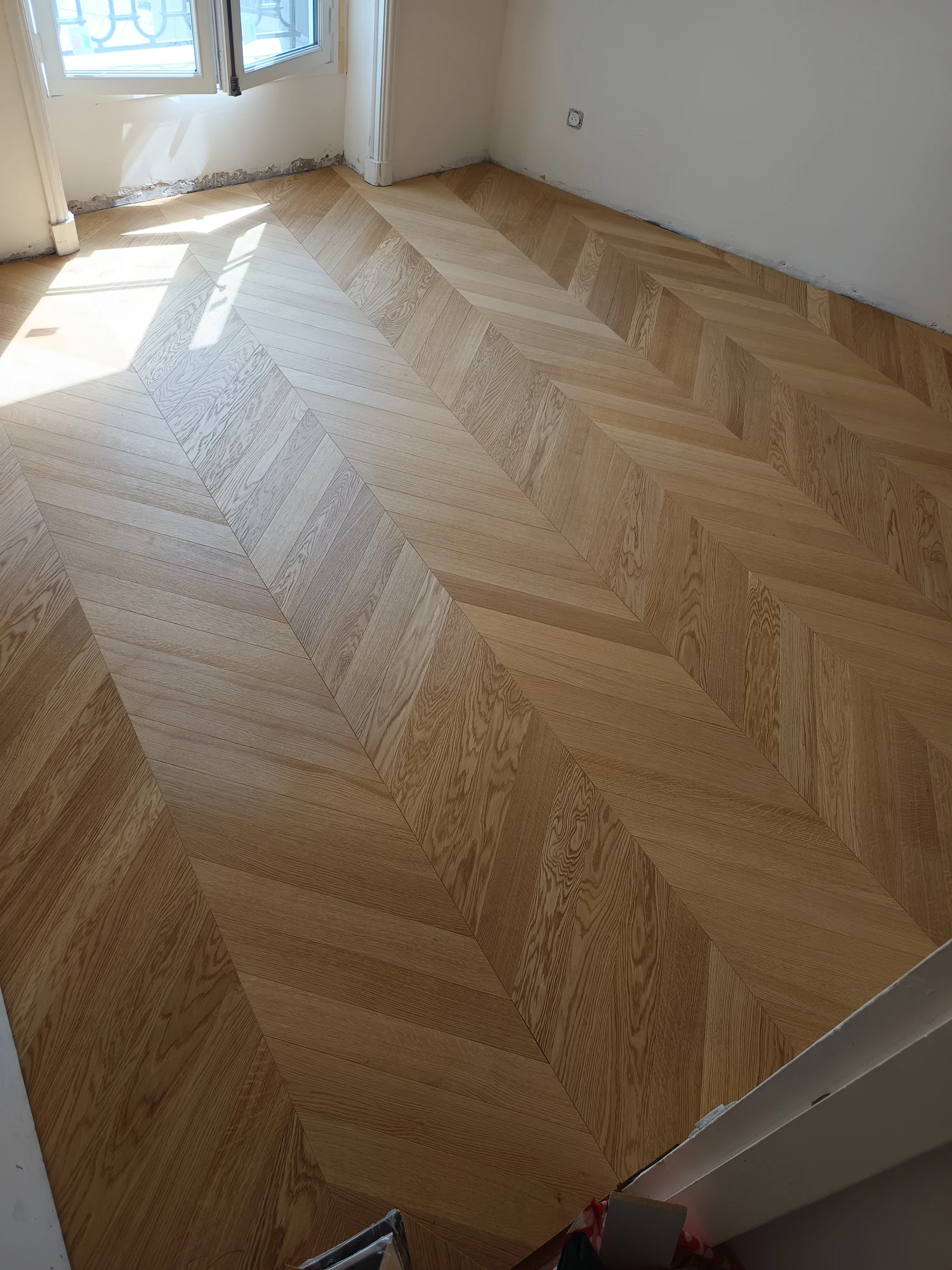 Parquet chevron chêne posé par Mur Sol dans les Yvelines — exemple de chantier haut de gamme
