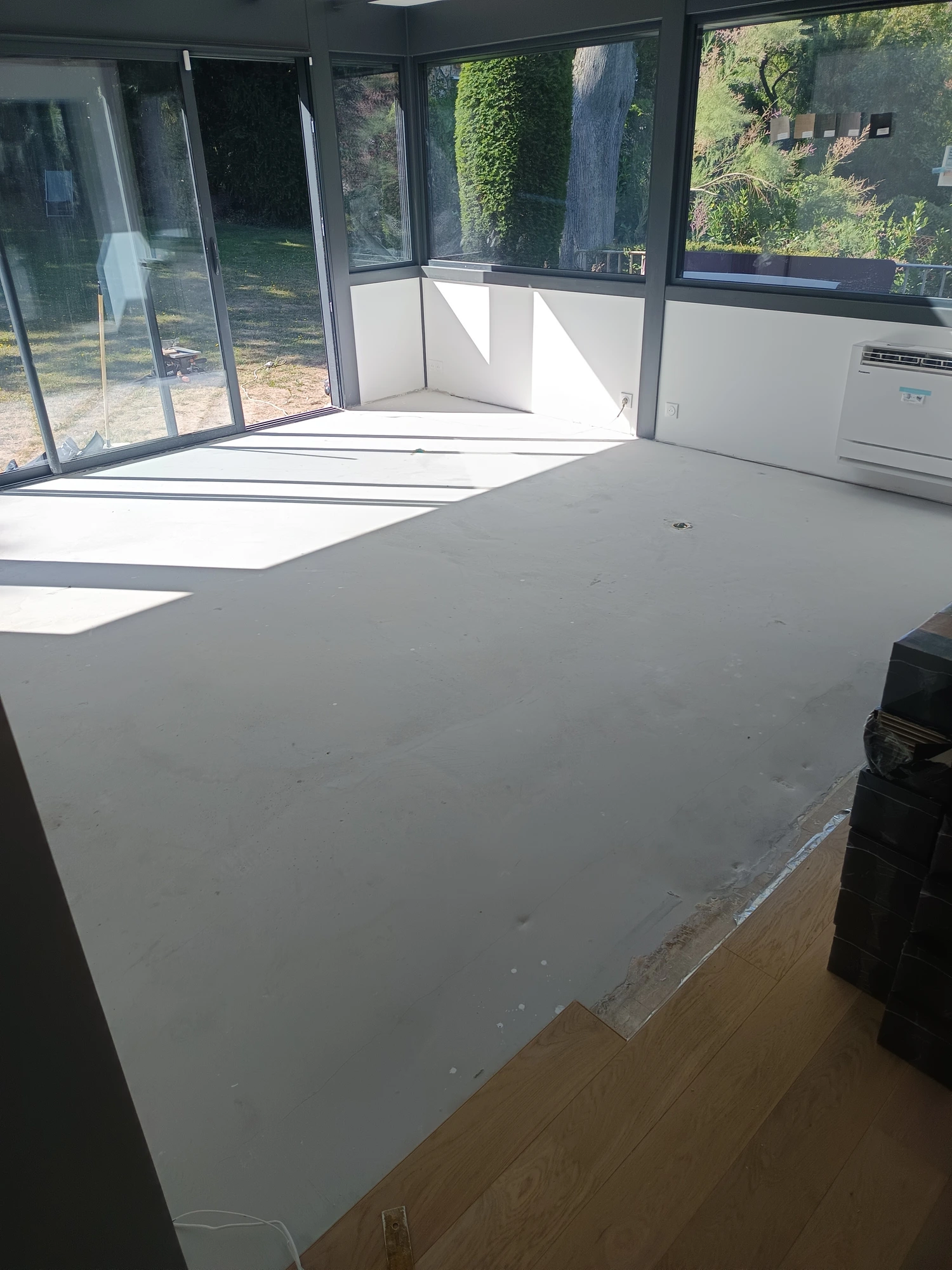 Chape béton ragréée prête à recevoir un parquet — chantier Mur Sol dans une véranda de l'Eure