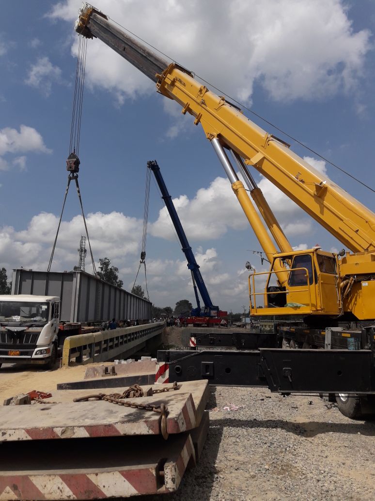 Liebherr 300 ton crane — tandem girder lift, view one