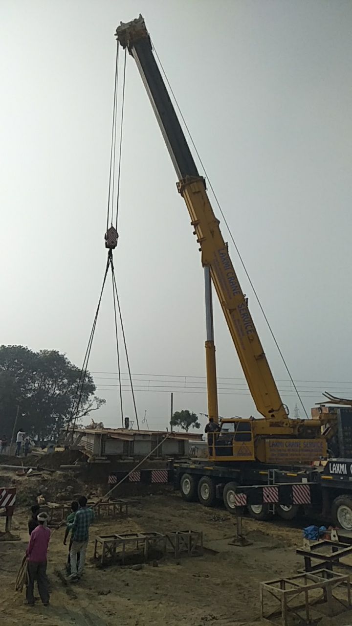 Liebherr 300 ton crane — tandem girder lift, view two
