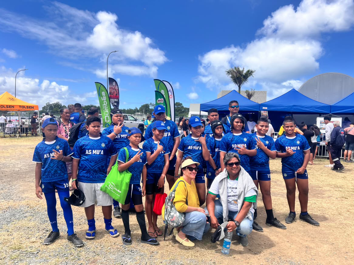 Équipe de jeunes joueurs de rugby de l'AS Mu'a en maillots personnalisés bleus à motifs polynésiens lors d'un tournoi