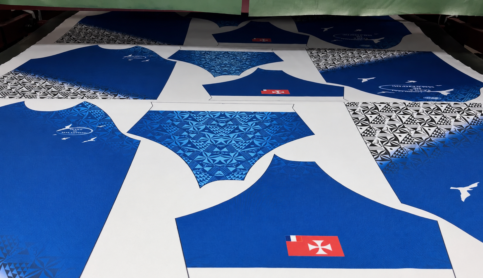 Atelier ARDEZIL : impression en cours de maillots sublimés Wallis et Futuna